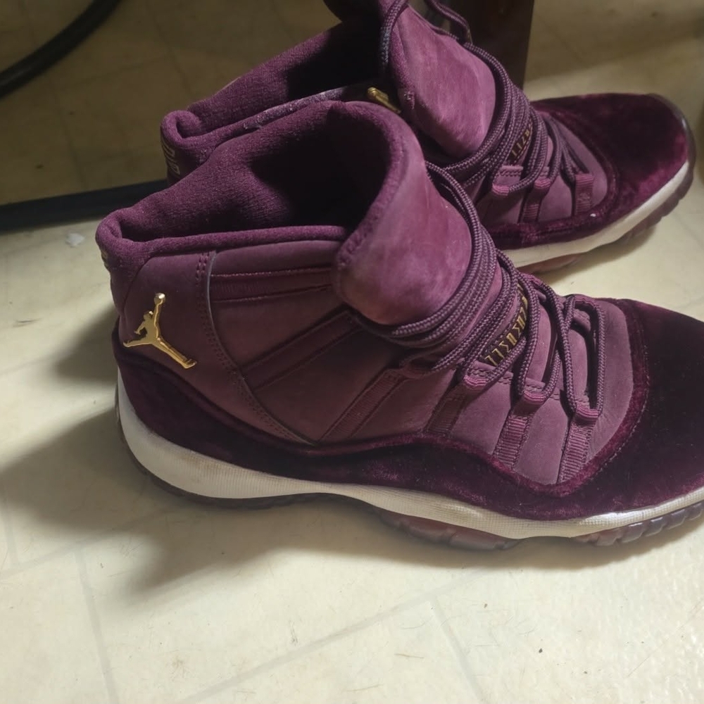 Jordan Kids Sneakers in Burgundy and Gold